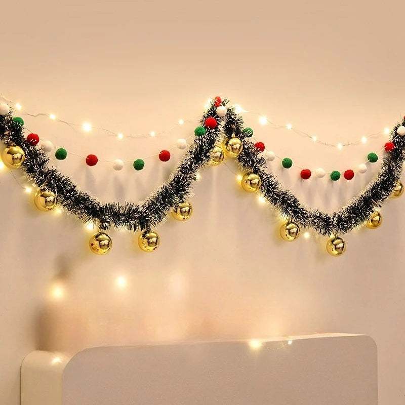 Christmas decorations, tree ornaments, indoor LED lights, pictures, background walls, atmosphere, scenes, decorations and flags.